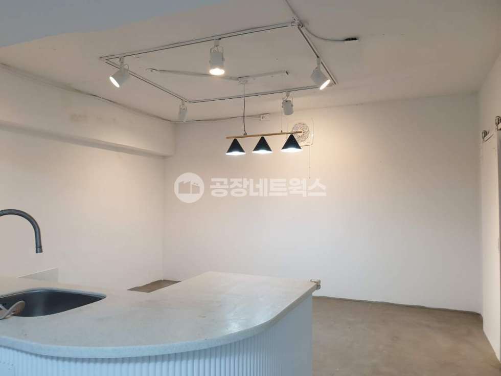 서울 동작구 사당동 서울 사당동 소형공장 창고 상가·작업실 104.98㎡ (32) 작업실 목공 월세저렴한 일층 작업실 쇼핑몰 월세 매물번호 11994 사진 3